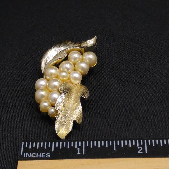 Lisner Faux Pearl Leaf Brooch Gold Plated 1960s Vintage Jewelry Signed - Picture 5 of 10